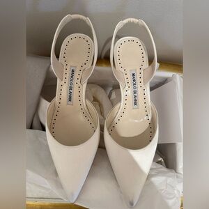 New Manolo Blahnik CAROLYNE BRIDE White Satin Slingback Pumps.